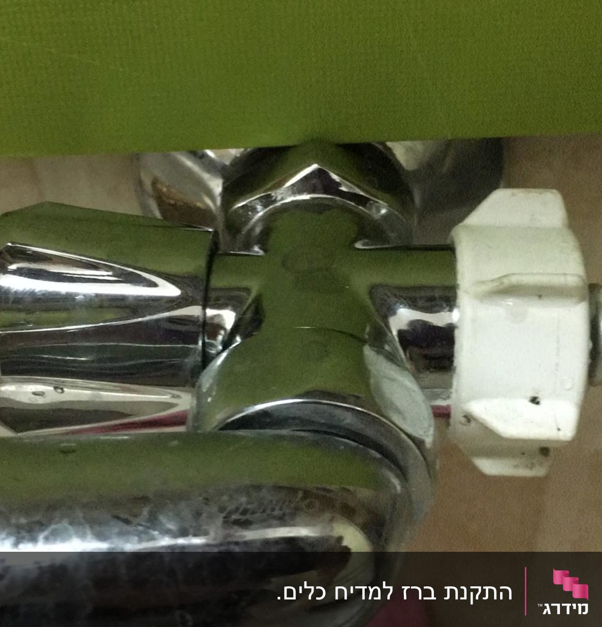 ברז מתכת עם צינור מחובר